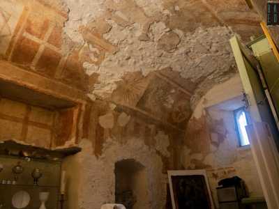 In particolare, notiamo la croce greca simbolo dei Cavalieri, la scacchiera simbolo del dualismo fra bene e male...
